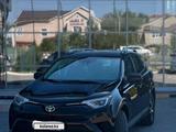 Toyota RAV4 2019 года за 9 900 000 тг. в Актобе