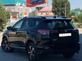 Toyota RAV4 2019 года за 9 900 000 тг. в Актобе – фото 2