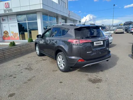 Toyota RAV4 2015 года за 10 000 000 тг. в Уральск – фото 2