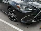 Lexus ES 350 2023 года за 31 000 000 тг. в Алматы – фото 2