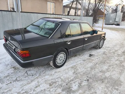 Mercedes-Benz E 200 1990 года за 1 650 000 тг. в Есик – фото 5