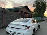 Hyundai Sonata 2022 года за 13 300 000 тг. в Алматы – фото 3