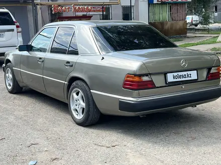 Mercedes-Benz E 230 1991 года за 1 800 000 тг. в Уральск – фото 5