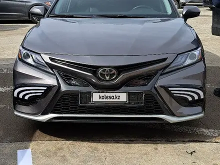 Toyota Camry 2018 года за 9 000 000 тг. в Актобе – фото 2