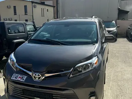 Toyota Sienna 2015 года за 11 300 000 тг. в Актау