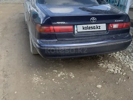 Toyota Camry 1998 года за 2 700 000 тг. в Актобе – фото 4