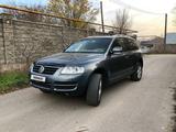 Volkswagen Touareg 2003 года за 7 300 000 тг. в Алматы – фото 3