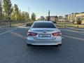 Toyota Camry 2021 года за 14 300 000 тг. в Атырау – фото 3