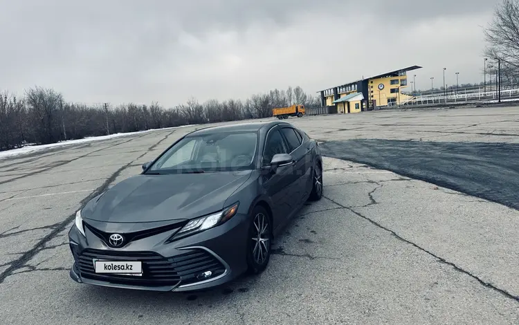 Toyota Camry 2022 года за 13 000 000 тг. в Алматы