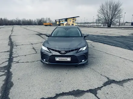 Toyota Camry 2022 года за 13 000 000 тг. в Алматы – фото 3