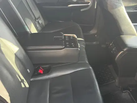 Toyota Camry 2016 года за 11 700 000 тг. в Актобе – фото 14