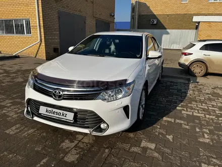 Toyota Camry 2016 года за 11 700 000 тг. в Актобе – фото 2