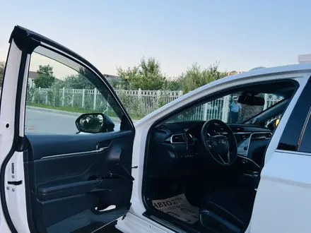 Toyota Camry 2019 года за 15 800 000 тг. в Жетысай – фото 24
