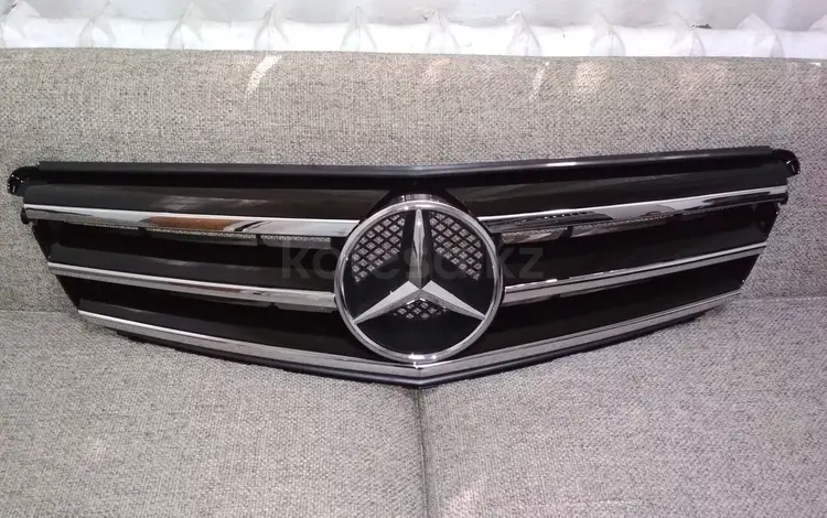 Решетка радиатора Mercedes Benz W204 black за 55 000 тг. в Алматы
