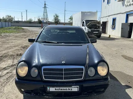 Mercedes-Benz E 320 1998 года за 2 500 000 тг. в Атырау – фото 3