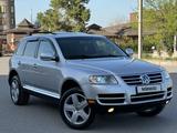 Volkswagen Touareg 2004 года за 6 100 000 тг. в Алматы – фото 2