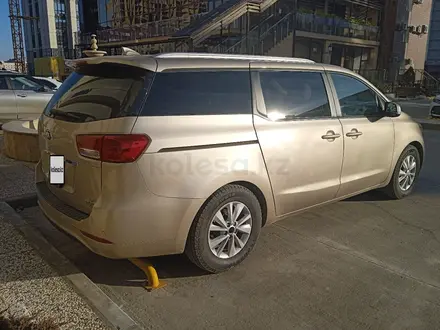 Kia Carnival 2015 года за 10 690 000 тг. в Атырау – фото 5