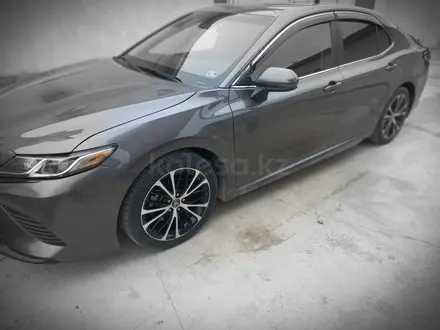 Toyota Camry 2019 года за 9 000 000 тг. в Актау – фото 2
