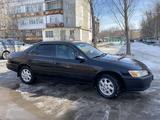 Toyota Camry 2000 года за 3 500 000 тг. в Атырау – фото 2