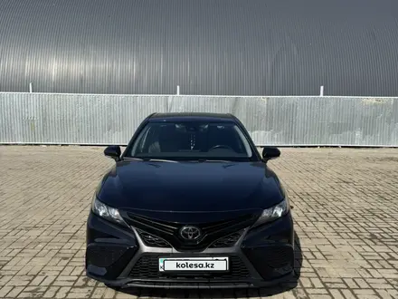 Toyota Camry 2023 года за 11 900 000 тг. в Актобе