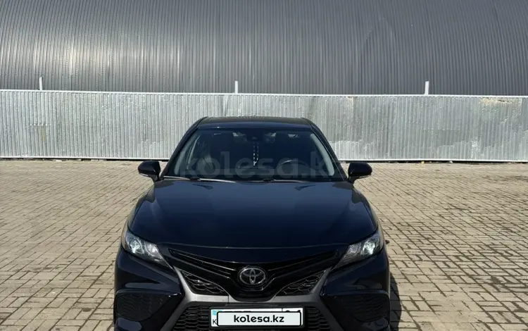 Toyota Camry 2023 года за 11 900 000 тг. в Актобе