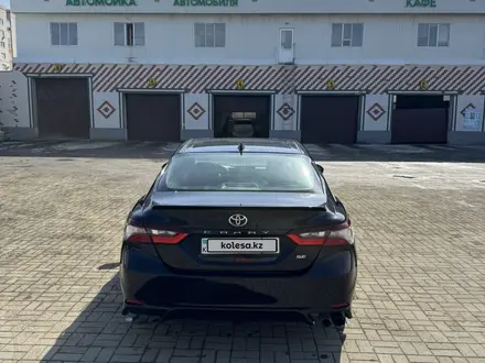 Toyota Camry 2023 года за 11 900 000 тг. в Актобе – фото 4