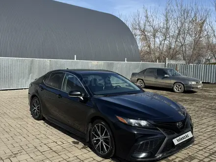Toyota Camry 2023 года за 11 900 000 тг. в Актобе – фото 6