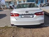 Toyota Camry 2020 года за 15 200 000 тг. в Атырау – фото 4