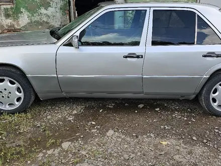 Mercedes-Benz E 280 1993 года за 2 750 000 тг. в Караганда – фото 2