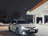 Toyota Camry 2021 года за 16 500 000 тг. в Уральск – фото 2