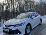 Toyota Camry 2021 года за 16 200 000 тг. в Уральск – фото 2