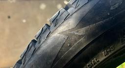 Шины Bridgestone Blizzak почти новую зимнюю на шипах комплект 4штүшін220 000 тг. в Алматы – фото 2