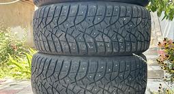 Шины Bridgestone Blizzak почти новую зимнюю на шипах комплект 4штүшін220 000 тг. в Алматы