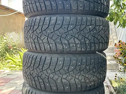 Шины Bridgestone Blizzak почти новую зимнюю на шипах комплект 4шт за 220 000 тг. в Алматы
