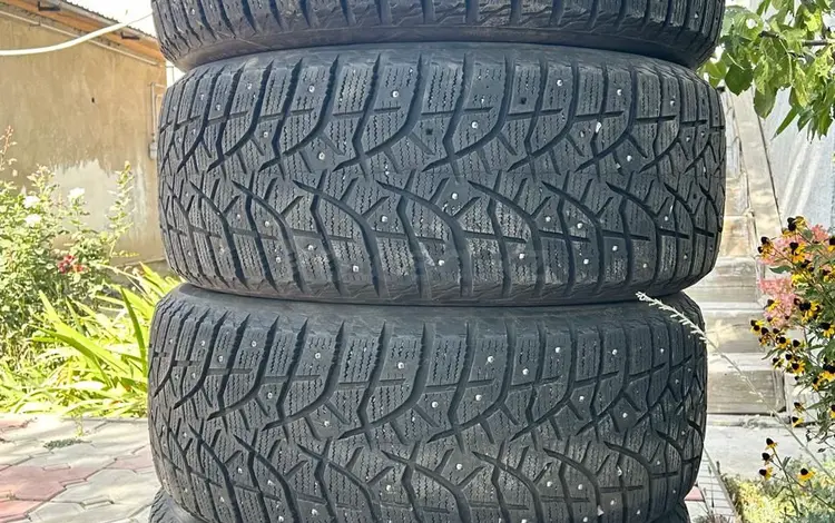 Шины Bridgestone Blizzak почти новую зимнюю на шипах комплект 4шт за 220 000 тг. в Алматы