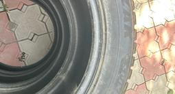 Шины Bridgestone Blizzak почти новую зимнюю на шипах комплект 4штүшін220 000 тг. в Алматы – фото 4