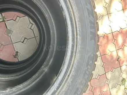 Шины Bridgestone Blizzak почти новую зимнюю на шипах комплект 4шт за 220 000 тг. в Алматы – фото 4