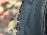 Шины Bridgestone Blizzak почти новую зимнюю на шипах комплект 4шт за 220 000 тг. в Алматы – фото 5