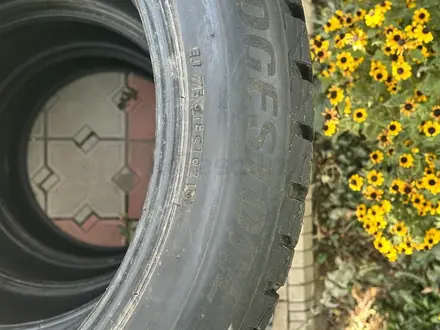 Шины Bridgestone Blizzak почти новую зимнюю на шипах комплект 4шт за 220 000 тг. в Алматы – фото 6