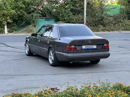 Mercedes-Benz E 200 1992 года за 2 300 000 тг. в Тараз – фото 2