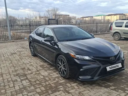 Toyota Camry 2022 года за 13 000 000 тг. в Актобе – фото 2