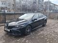 Toyota Camry 2022 года за 13 000 000 тг. в Актобе