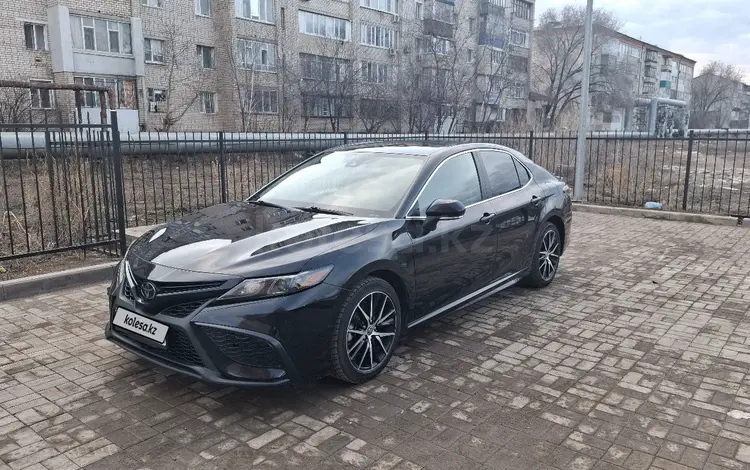 Toyota Camry 2022 года за 13 000 000 тг. в Актобе