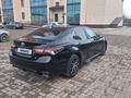 Toyota Camry 2022 года за 13 000 000 тг. в Актобе – фото 3