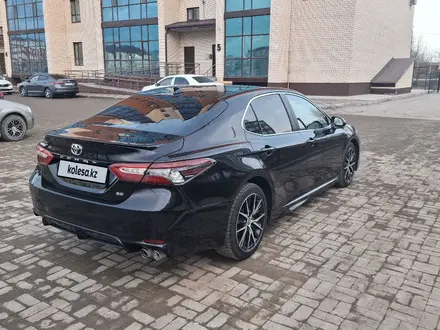 Toyota Camry 2022 года за 13 000 000 тг. в Актобе – фото 3