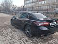 Toyota Camry 2022 года за 13 000 000 тг. в Актобе – фото 4