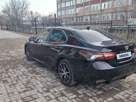 Toyota Camry 2022 года за 13 000 000 тг. в Актобе – фото 4