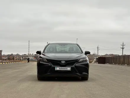 Toyota Camry 2022 года за 14 300 000 тг. в Актобе – фото 9