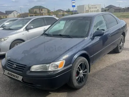 Toyota Camry 1998 года за 2 200 000 тг. в Астана – фото 2