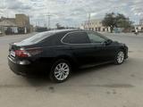Toyota Camry 2023 года за 15 800 000 тг. в Семей – фото 4